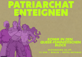 Drei Personen stehen selbstbewusst unter einem markanten gelben Schriftzug, der zur Enteignung des Patriarchats aufruft und für einen queer-feministischen Block auf der Mietendemo am 5. September in Berlin wirbt.