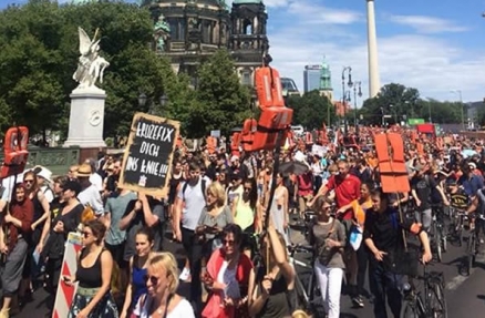 12.000 bei der Seebrücke Demo in Berlin 12.000 bei der Seebrücke Demo in Berlin