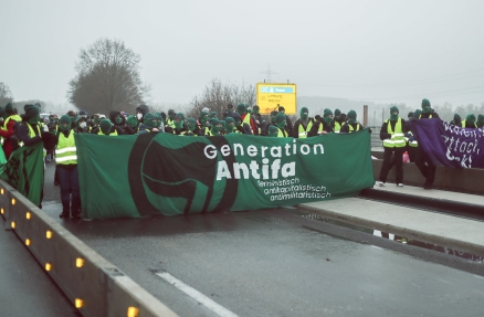 Autobahnblockade von Widersetzen. Ein Transparent mit der Aufschrift "Generation Antifa".
